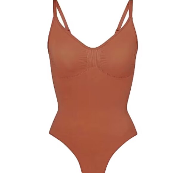 SKIMS - NWT 𝑺𝒄𝒖𝒍𝒑𝒕𝒊𝒏𝒈 Thong 𝑩𝒐𝒅𝒚𝒔𝒖𝒊𝒕✨ - Picture 2 of 4